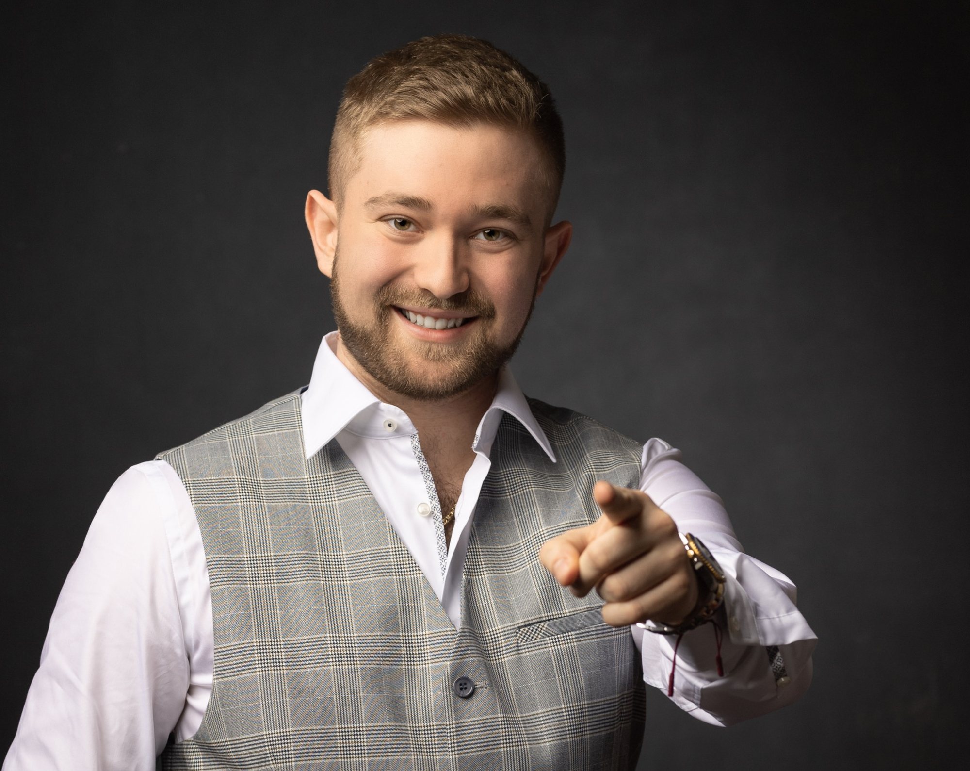 Bartosz wskazujący w stronę odbiorcy